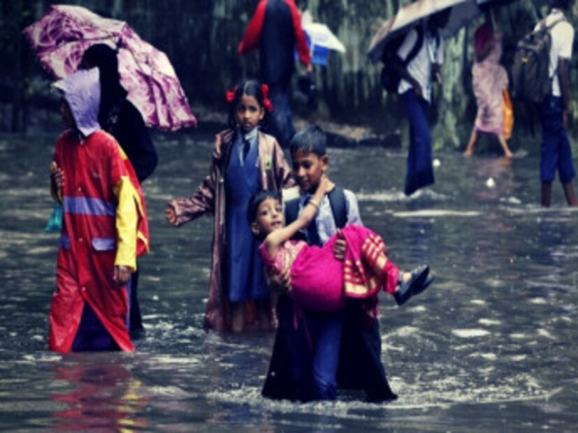 এ বছর মুম্বই বর্ষা আগেই রূপ দেখিয়েছে ৷ উত্তর ভারতের দিকেও বর্ষা এগিয়ে গিয়েছে দক্ষিণ-পশ্চিম মৌসুমি বায়ু ৷ বছরের কিছু সময়ে সারা দেশে কম বেশি বৃষ্টিপাত হবে এতে নতুনত্বের বা আশ্চর্য হওয়ার কিছুই নেই ৷ এক নজরে এবারে দেখে নেওয়া যাক এমন পাঁচ জায়গা যেখানে আপাত ভাবে বেশি বৃষ্টিপাত হয় ৷ ছবি সংগৃহীত ৷