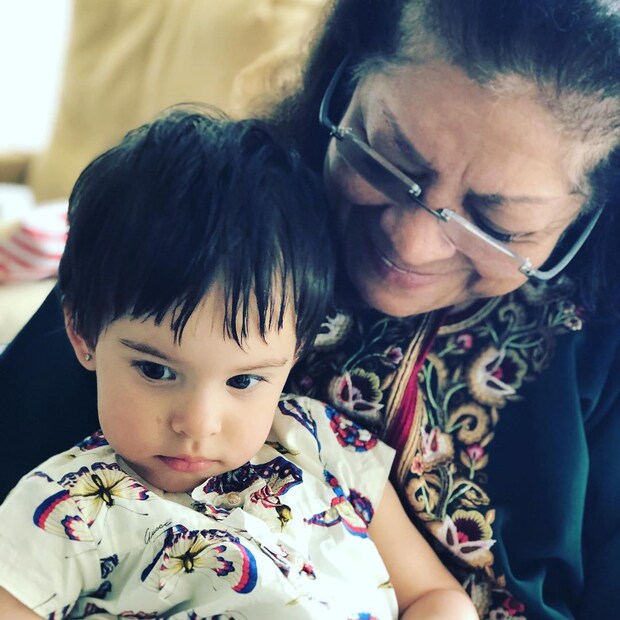 ঠাকুমা হিরু জোহরের সঙ্গে রুহি (Photo: Instagram)