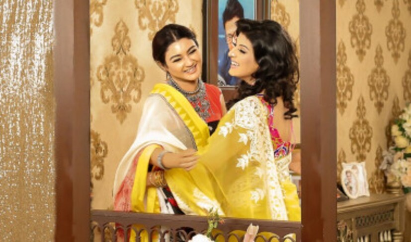  এই প্রথম এই দুই অভিনেত্রী একসঙ্গে কাজ করলেন ৷ কাজটি প্রসঙ্গে মৌ বলেন, ‘আমরা দুজনেই খুব ব্যস্ত। তার মধ্যে জয়া এখন বেশিরভাগ সময়টাই থাকে কলকাতায়। তাই দেখা হয় না অনেকদিন। এই কাজের কারণে আমাদের সরাসরি দেখা হল সম্ভবত পাঁচ বছর পর। আর দু’জনে একসঙ্গে কাজ করলাম এবারই প্রথম।’ছবি সৌজন্য: বিপ্লব সাহা ৷