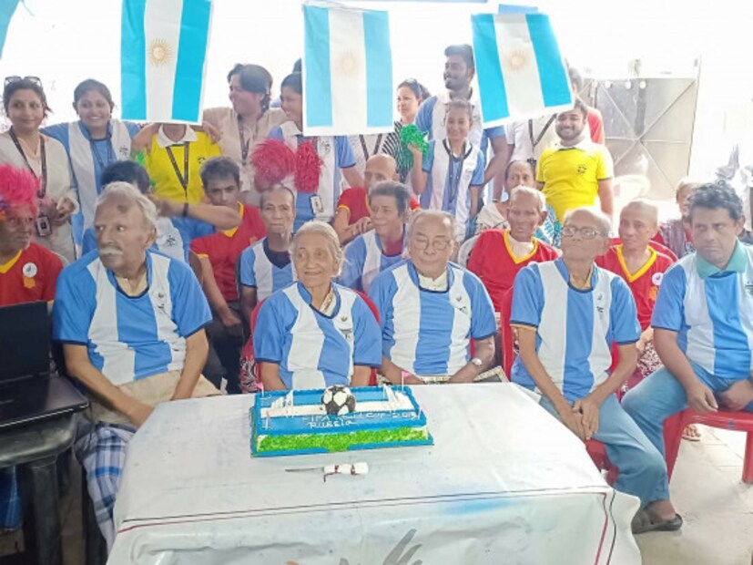 জায়ন্ট স্ক্রিন, কেক সব মিলিয়ে বছরের বাকি রোজকার দিনগুলির থেকে একটু আলাদা ৷ সেখানেই এই বয়স্ক মানুষগুলো মেতেছিলেন ফুটবল আনন্দে ৷ 