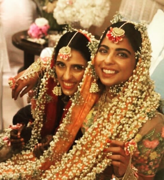 ফুলের গহনা পরে শ্লোক আর ইশা অম্বানি (Photo: Shloka_Akash_Ambani/Instagram)