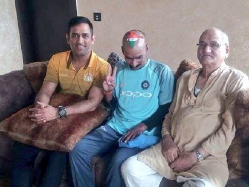 তাঁর এই পরিমাণ ক্রিকেটের প্রতি প্যাশন দেখেই সচিন তেন্ডুলকর একটা সময় তাঁকে নিয়মিত প্রতিটা ম্যাচের টিকিট দিতেন ৷ এবং যে ঘটনা সচিন ক্রিকেট ছেড়ে চলে যাওয়ার পরও একইভাবে রয়েছে ৷ কারণ ভারতীয় ড্রেসিংরুমের হেন ক্রিকেটার নেই যিনি সুধীরের বন্ধু  নন ৷ Photo Courtesy – Sudhir Gautam/ Twitter Handle 