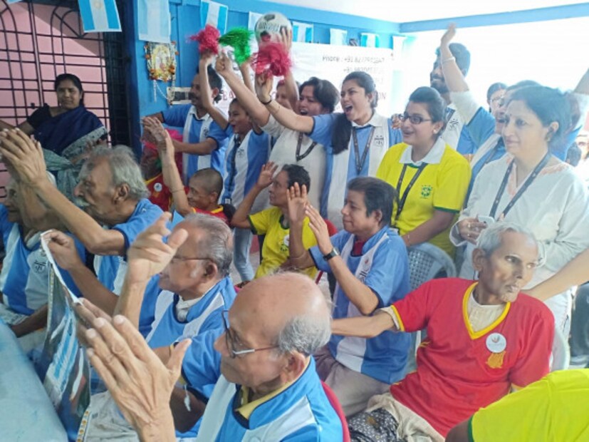 পরিবারের মানুষ বিশেষ সম্পর্ক রাখেনি এই মানুষগুলির সঙ্গে, কিন্তু বিশ্বকাপ থেকে তো দূরে সরিয়ে রাখা যায় না ৷ আর সেই জন্যেই অর্গভব হিউম্যানটি ডেভলপমেন্টের উদ্যোগে আয়োজন হয়েছিল স্পেশাল স্ক্রিনিংয়ের ৷ 