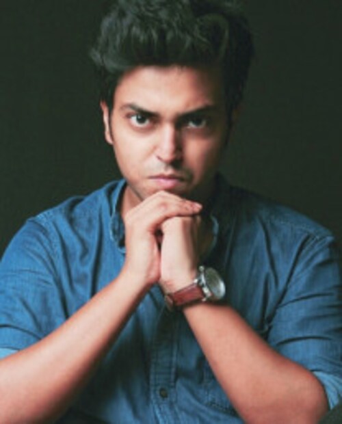 সেই কারণে পলিটিক্যাল সায়েন্সে স্নাতক হয়েই অভিনয় জগতে এসে পড়া ৷ এর আগে নিয়ম করে থিয়েটারে অভিনয় করে গিয়েছেন তিনি ৷ ছবি: অনুভব কাঞ্জিলালের ফেসবুক হ্যান্ডেলের সৌজন্যে ৷