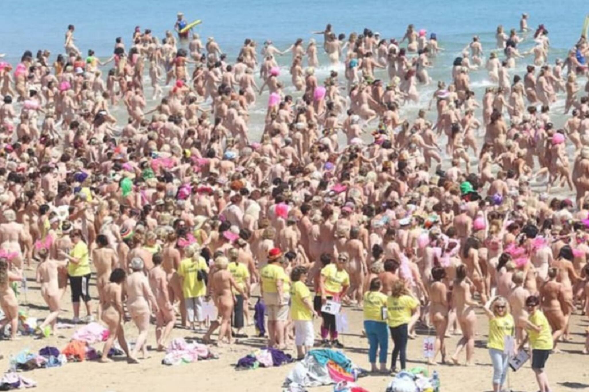 সমুদ্র সৈকতে একসঙ্গে নগ্ন হলেন ২৫০৫ জন মহিলা, কিন্তু কেন জেনে নিন