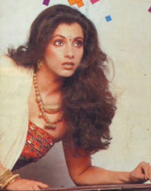 কিন্তু ততদিনে ববি সিনেমার চ্যুক্তিতে সই করে ফেলেছিলেন ডিম্পল ৷ সিনেমার শুট্যিয়ের জন্য সদ্য বিবাহিত দম্পতি রাজেশ-ডিম্পল মধুচন্দ্ররিমাকরতে যেতে পারেন নি ৷ ছবি সংগৃহীত ৷ ববি সিনেমার শুট্যিয়ে ডিম্পলকে নিজের হাত লুকতে হয়েছিল কেননা সদ্য বিবাহিতা ডিম্পলের হাত তখনও ছিল মেহেন্দির রঙে রঙিন ৷ ছবি সংগৃহীত ৷