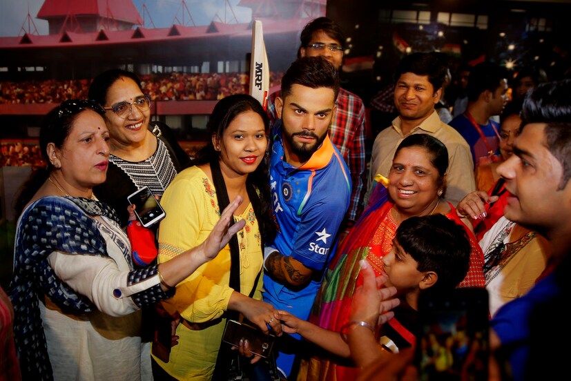 এই সম্মান পেয়ে রীতিমত উচ্ছ্বসিত কোহলি। (Photo: AP)