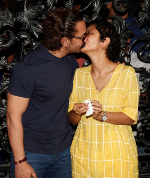 শুধু বিদেশেই নয় আমাদের দেশের সেলিব্রিটি কাপলরাও এরকমভাবেই অন্তরঙ্গ মুহূর্ত শেয়ার করেন ৷ নিজের ৫৩ তম জন্মদিনে স্ত্রী কিরণ রাওকে চুম্বন করেছিলেন মিস্টার পারফেকশনিস্ট ৷  (Image: Yogen Shah)