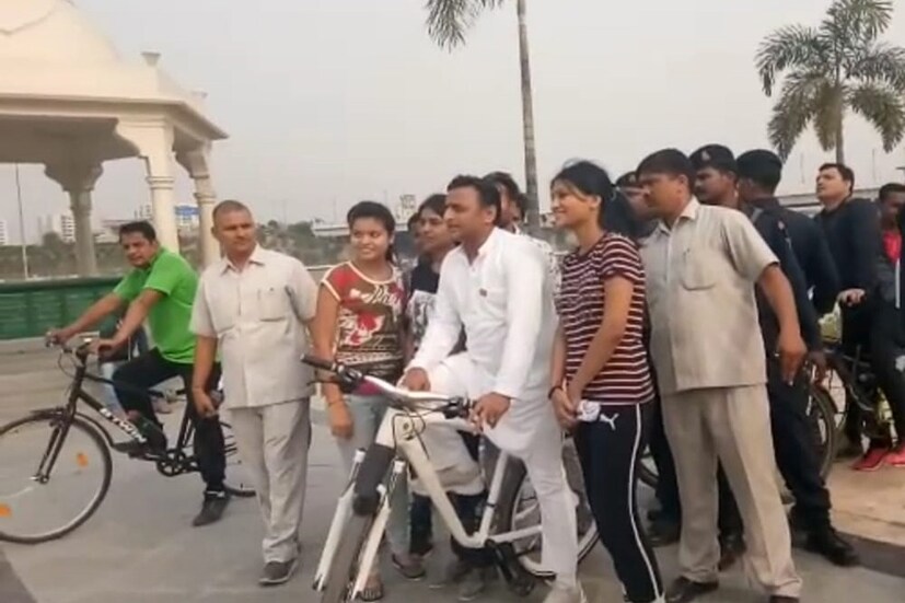 সুপ্রিম কোর্টে ভর্ৎসিত হয়ে সরকারি বাংলো ছাড়ার সিদ্ধান্ত নিলেন উত্তরপ্রদেশের প্রাক্তন মুখ্যমন্ত্রী অখিলেশ যাদব৷ (Photo: News18)