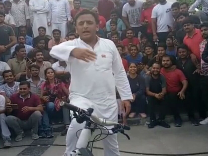 গোমতী নদীর তীরে সাইকেল চালাছিলেন উত্তর প্রদেশের প্রাক্তন মুখ্যমন্ত্রী, সমাজবাদী পার্টি সভাপতি অখিলেশ যাদব (Photo: News18)
