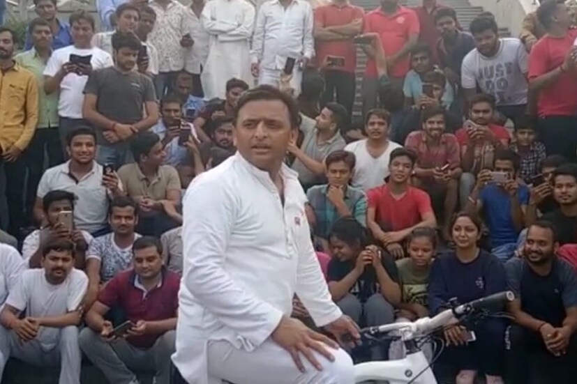 সরকারি বাংলো ছাড়ার পর গোমতী নদীর তীরে সাইকেল চালাতে দেখা গেল অখিলেশ যাদবকে৷ (Photo: News18)