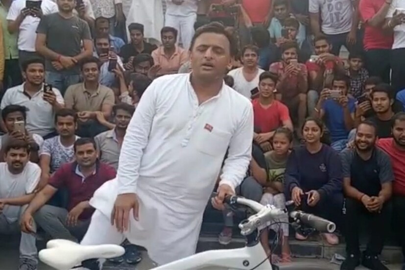 সকাল সকাল গোমতী নদীর তীরে সাইকেল চালালেন অখিলেশ যাদব (Photo: News18)