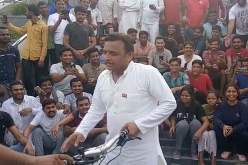 গোমতী নদীর তীরে সাইকেল চালালেন অখিলেশ যাদব (Photo: News18)