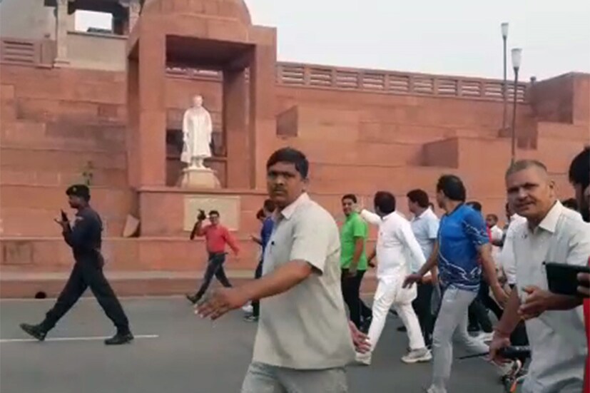 মর্নিং ওয়াকও করলেন অখিলেশ যাদবকে (Photo: News18)