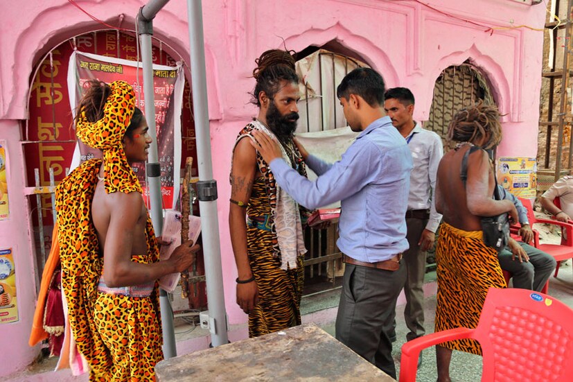 যাত্রীদের সুরক্ষার জন্য কড়া নিরাপত্তায় মুড়ে ফেলা হয়েছে যাত্রাপথ। নিরাপত্তা আরও জোরদার করতে সিআরপিএফ একটি বিশেষ স্কোয়াড গঠন করা হয়েছে। (Photo: AP)