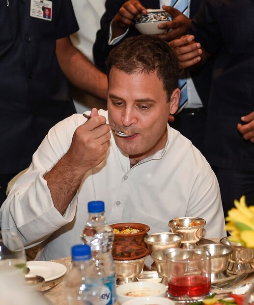 সামনের বছর লোকসভা ভোট। তার আগে সুযোগ পেলেই যে কোনও ইস‍্যুতে গেরুয়া শিবিরকে আক্রমণ করছেন রাহুল গান্ধি । (Photo: PTI)