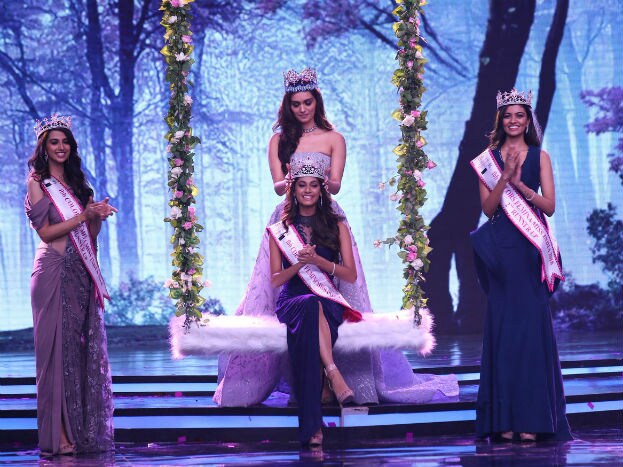 তামিলনাড়ুর ১৯ বছরের কন্যা অনুকৃতি ভাস হলেন মিস ইন্ডিয়া ২০১৮। অনুকৃতির মাথায় মুকুট পরিয়ে দিলেন মানুষী চিল্লার নিজে। (Photo: Twitter/FeminaMissIndia) তামিলনাড়ুর ১৯ বছরের কন্যা অনুকৃতি ভাস হলেন মিস ইন্ডিয়া ২০১৮। অনুকৃতির মাথায় মুকুট পরিয়ে দিলেন মানুষী চিল্লার নিজে। (Photo: Twitter/FeminaMissIndia)