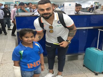 টাকার চিন্তা মিটিয়ে দিল বিসিসিআই, খোশমেজাজে বিলেত সফরে বিরাট-ধোনিরা