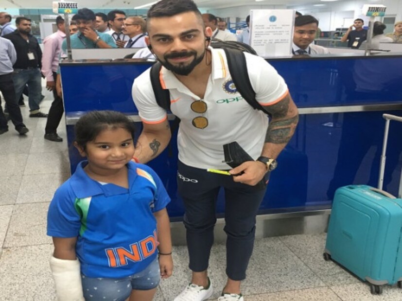 লম্বা বিলেত সফরে পাড়ি জমালো ভারতীয় দল ৷ দারুণ খোশমেজাজে অধিনায়ক বিরাট কোহলি ৷ খুদে ফ্যানের সঙ্গে হাত মিলিয়ে তুললেন সেলফি ৷ Photo Courtesy – BCCI / Twitter Handle 