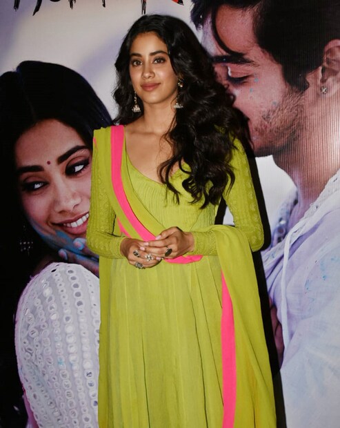 কাপুর ফ্যামিলিতে এখন আনন্দের রেশ ৷ সঙ্গে অল্প দুঃখ তো রয়েইছে ৷ তবে ‘ধড়ক’-এর ট্রেলারে জাহ্নবীকে দেখে গোটা বলিউড উচ্ছ্বসিত ৷ আর উচ্ছ্বাস থাকবেই না কেন, শ্রীদেবীর মায়াবী চোখের চাউনির হালকা ইশারা তো রয়েইছে জাহ্নবীর চোখে ৷ (Image: Viral Bhayani) 
