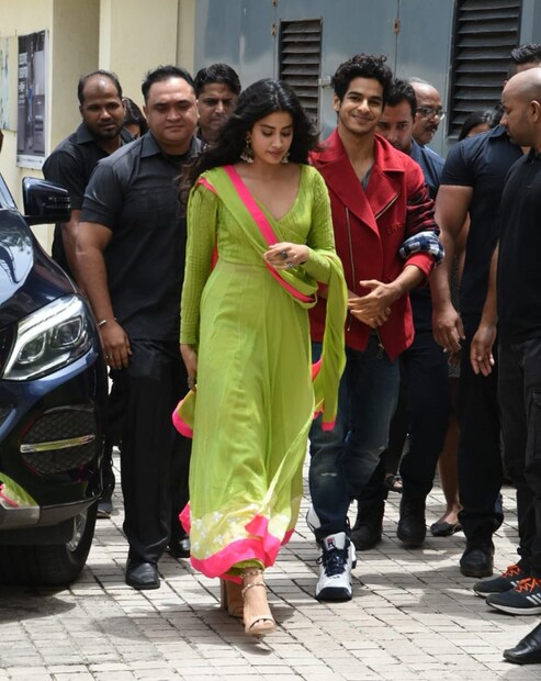 ছবির ট্রেলারে, কথাবার্তায়, হাবেভাবে বারবার জাহ্নবী জানান দিয়েছেন তিনি শ্রীদেবীর মেয়ে। সেই চাউনি, সেই ভঙ্গিমা ধরা পড়েছে জাহ্নবীর কথায় বার্তায়। (Image: Viral Bhayani) 