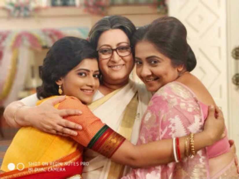মা, ঠাকুমাকে জড়িয়ে বকুল ৷ সম্পর্কের মায়াজালে জড়িয়ে জীবনের সব চাওয়া যেখানে এক হয় ৷ ছবি সৌজন্যে সোহিনী সান্যাল ৷