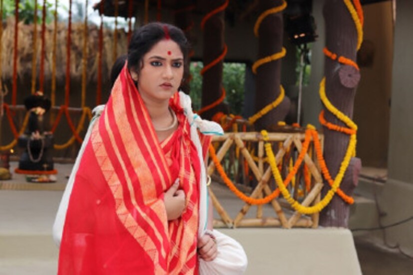 শিবের মানসকন্যা মনসাকে দেবরাজ ইন্দ্র খুব খারাপ ভাবে অপমান করেছেন ৷ এরই মাঝে দেবী চণ্ডী মনসাকে মর্ত্যলোকে পাঠনো হয় দেবীত্ব অর্জনের জন্য ৷ মনসা নেতিকে নিয়ে চম্পকনগরীতে এসে পৌঁছন ৷