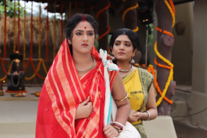 এরপরে চারিদিকে সাপের উপদ্রবে মানুষের মৃত্যু হতে থাকে ব্যাপক ভাবে ৷ তক্ষক নাগের এমন বন্ধুরাই কাজ করছে জানতে পারেন মনসা ৷ মনসা কি পারবে চম্পকনগরীকে সাপের প্রকোপ থেকে বাঁচাতে ? পারবে কি তাঁর মর্ত্যলোকে দেবীত্ব লাভ করতে ? কতখানি মসৃণ হবে তাঁর যাত্রপথ ? 