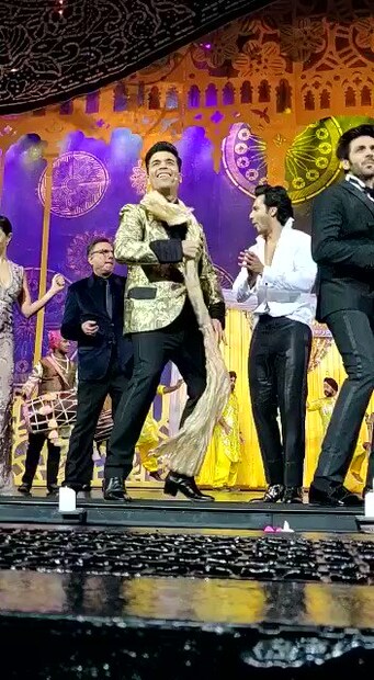 পরিচালক করণ জোহার ‘শাবা শাবা’ এ অমিতাভের স্টাইলে নেচে দেখালেন ৷ অনিল কাপুর, রীতেশ দেশমুখও কোমড় দুলিয়েছেন করণের সঙ্গে ৷ (Photo: IIFA Twitter)