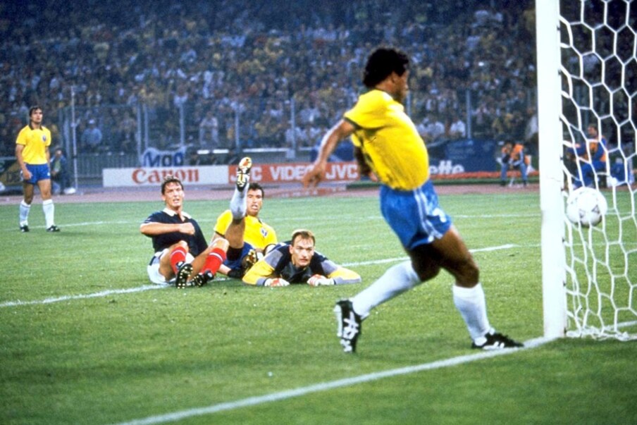  ১৯৯০ সালে ব্রাজিলের লুইজ অ্যান্টোনিও মুলার স্কটল্যান্ডের বিরুদ্ধে প্রথম গোল (Photo: Reuters)