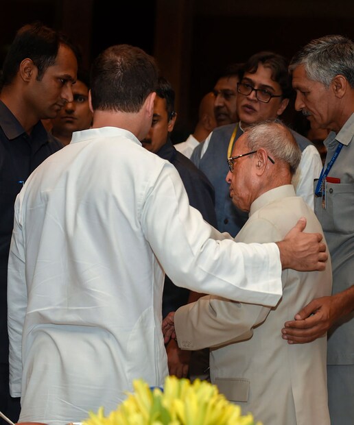 প্রণব মুখোপাধ্যায় সক্রিয় রাজনীতিতে নেই। কিন্তু, জাতীয় রাজনীতিতে এখন তিনিই যেন চুম্বক। (Photo: PTI)