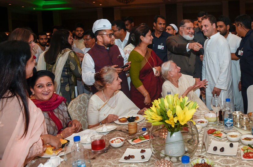 দিল্লির প্যালেস হোটেলে ইফতার পার্টি উপলক্ষ্যে বসেছিল চাঁদের হাট ৷ (Photo: PTI)