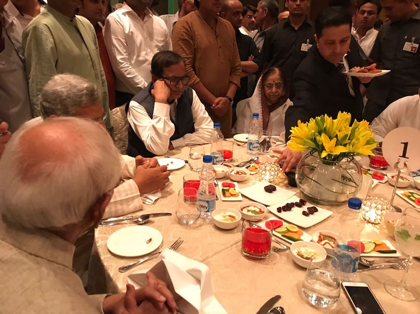 ইফতার পার্টি শুরু হওয়ার কিছু পরে অনুষ্ঠানে যোগ দেন তৃণমূল সাংসদ দীনেশ ত্রিবেদী, সীতারাম ইয়েচুরি, কানিমোঝি, শরদ যাদব, বিএসপি নেতারাও  (Photo: News18)