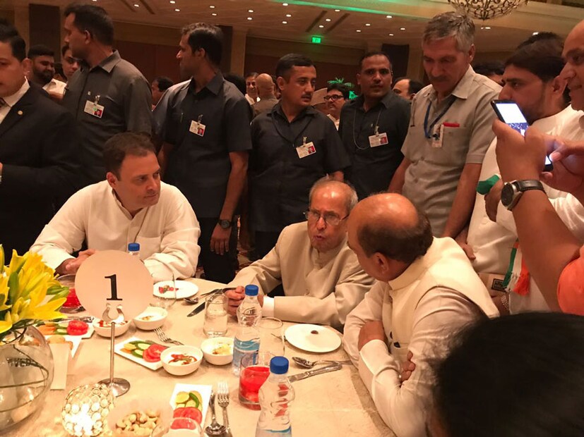 রাহুল নিজেই ফোন করে প্রণবকে আমন্ত্রণ জানান। রাহুলের সেই আমন্ত্রণ গ্রহণ করে ইফতার পার্টিতে প্রাক্তন রাষ্ট্রপতি। এক টেবিলে রাহুল-প্রণব । (Photo: News18)