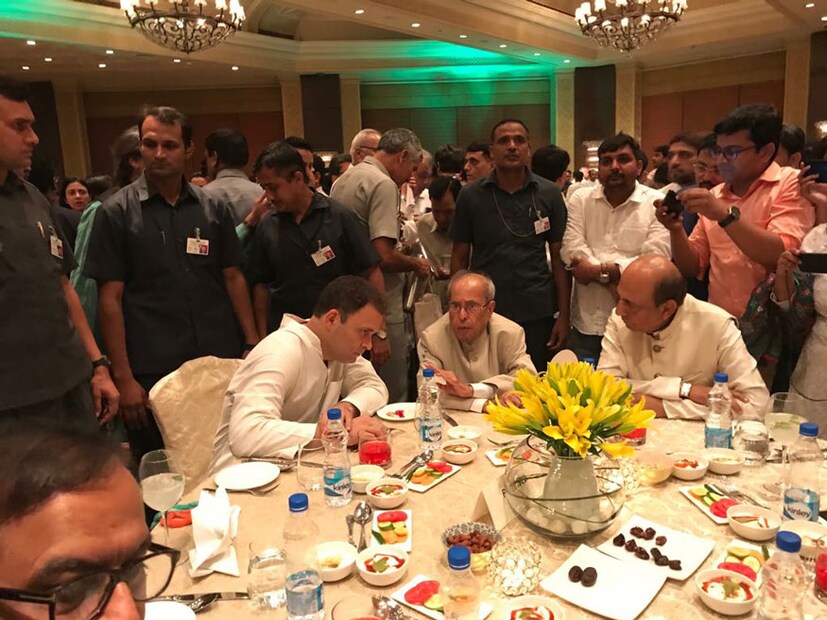 ফতার পার্টিতে রাহুলও কান পেতে শুনলেন প্রণবের কথা।(Photo: News18)