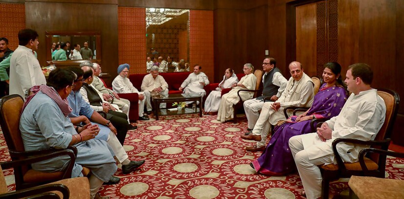 ইফতার পার্টিতে তৃণমূল সাংসদ দীনেশ ত্রিবেদী, সীতারাম ইয়েচুরি, কানিমোঝি, শরদ যাদব, বিএসপি নেতারাও (Photo: PTI)