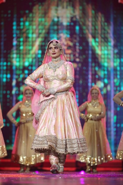 পেয়ার কিয়া তো ডরনা কিয়া’র ‘সলাম-এ-ইশক’ গানটি বেছে নিয়েছিলেন রেখা ৷ হালকা গোলাপি রঙের আনারকলিতে সেজেছিলেন অভিনেত্রী ৷ পোশাকের রুপোলী জরির ঝকমকানিও তাঁর পায়ের বোলের চাঞ্চল্যের কাছে হার মেনে যায় ৷ (Photo: Viral Bhayani)