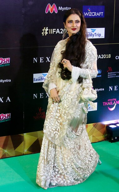 আইফা গ্রিন কার্পেটে রেখা (Photo: AP)