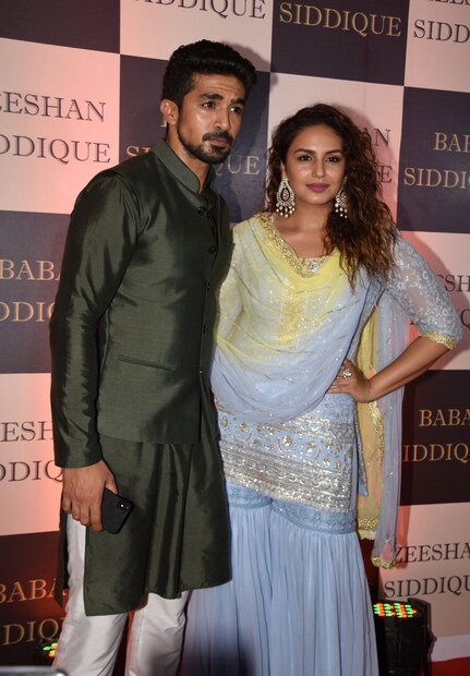 বাবা সিদ্দিকীর ইফতার পার্টিতে বিশেষ আকর্ষনে ছিলো সালমান খানের ‘রেস থ্রি’ ছবির সহশিল্পীরা (Image: Viral Bhayani)