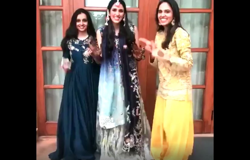 বুধবার ছিল তাঁদের মেহেন্দি অনুষ্ঠান। আগামী ৩০ জুন রয়েছে পার্টি। (Photo: Instagram)