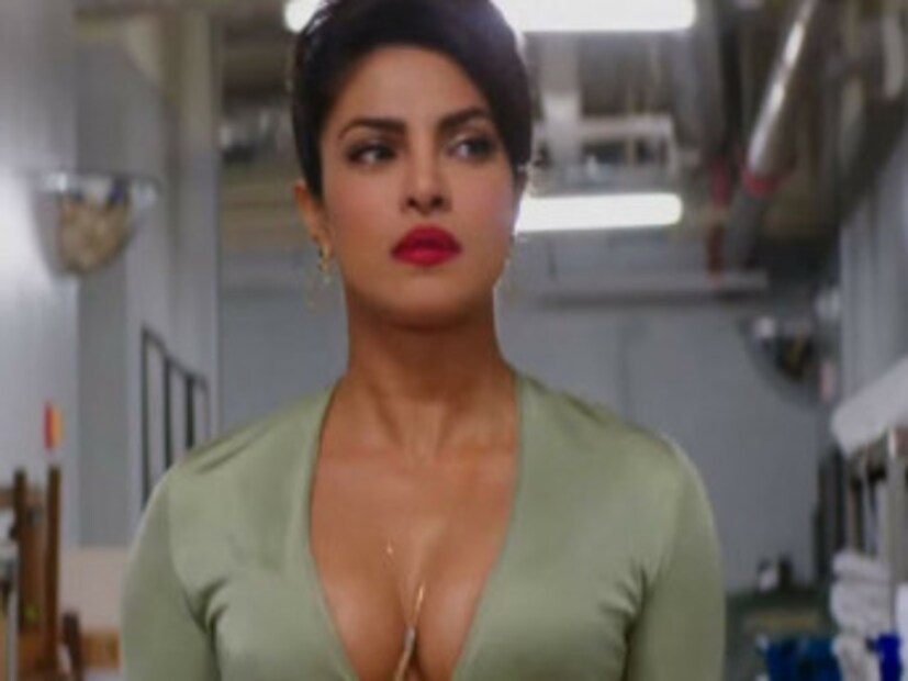বলিউডের দেশিগার্ল প্রিয়াঙ্কা চোপড়ার আরও একবার সোশ্যাল মিডিয়ায় ঝড় তুলেছেন ৷ এইবার আমেরিকার রিয়্যালিটি শো কোয়ান্টিকার একটি পর্ব ঘিরে তাঁর অনুরাগীদের মধ্যে অসন্তোষ দেখা দিয়েছে ৷ ছবি সংগৃহীত ৷