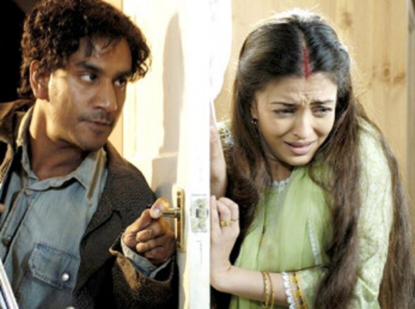 শারীরিক বা মানসিক নির্যাতন কখনই কোনও সুস্থ সম্পর্ক টিকিয়ে রাখতে পারে না । এই ধরনের সম্পর্কে ডিভোর্সই সমাধান হতে পারে । 