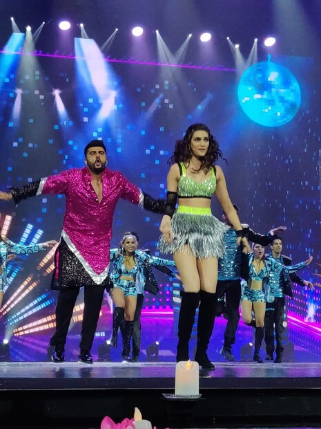 একসঙ্গে পারফর্ম করলেন কৃতী স্যানন এবং অর্জুন কাপুর ৷ তুনে মারি এন্ট্রিয়া গানের তালে তালে পা মেলালেন দুজনে ৷ (Photo: IIFA Twitter)