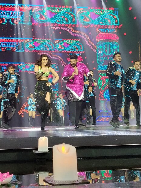এই প্রথম অর্জুন এবং কৃতী একসঙ্গে পারফর্ম করলেন৷ (Photo: IIFA Twitter )