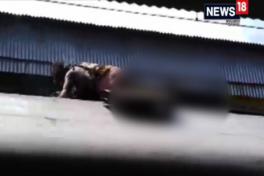 ছাদের উপর মানসিক ভারসাম্যহীন ৷ নিজস্ব চিত্র ৷