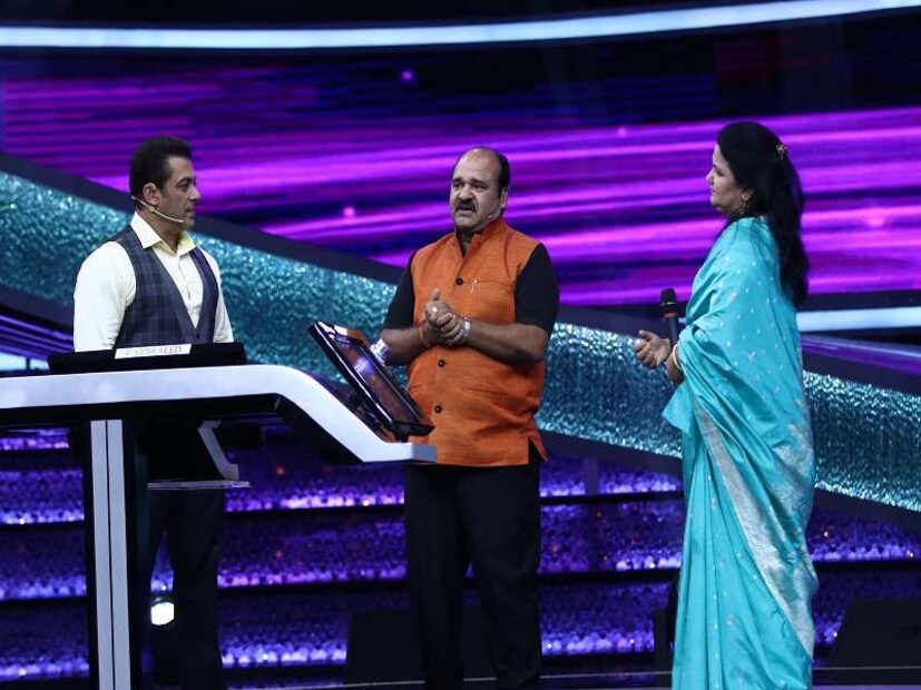 কেউ ডাকছেন ‘ডান্সিং আঙ্কল’ আবার তাঁকে কেউ ডাকছেন ‘ডান্সিং জিজাজি’৷ তবে যে নামেই তাঁকে ডাকা হোক না কেন নেটিজেনরা ৷ তিনি এখন তারকা ৷ (Image Courtesy: Sony Entertainment Television)