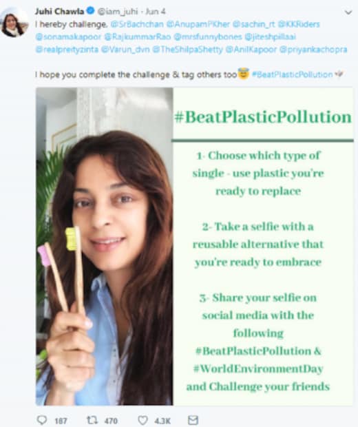 আজ সকাল সকালই ট্যুইট করেন জুহি চাওলা৷ কোন প্লাস্টিকের আইটেম আপনি জীবন থেকে বাদ দিতে পারেন? সেই উত্তর চেয়েছিলেন জুহি৷ তিনি নিজে একটি কাঠের টুথব্রাশ নিয়ে ছবি পোস্ট করেছেন৷ সঙ্গে অন্যান্যদের ট্যাগও করেছেন এই চ্যালেঞ্জ নিতে৷ Photo Courtesy/Twitter