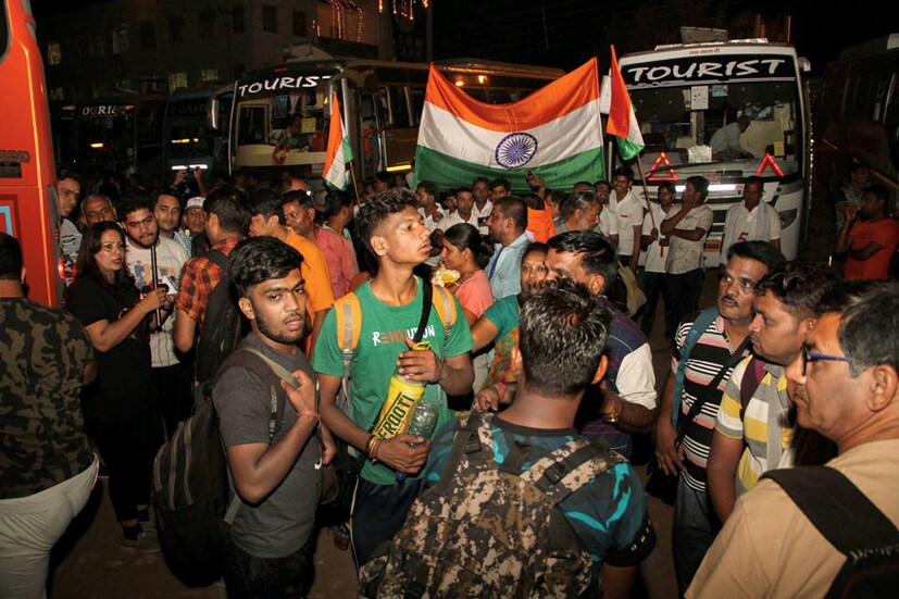 তীর্থযাত্রীদের আসা শুরু হয়ে গেছে।  জম্মুর বেস ক্যাম্প থেকে প্রায় তিন হাজার যাত্রী অমরনাথের উদ্দেশে রওনা দিয়েছে ৷ (Photo: PTI) 