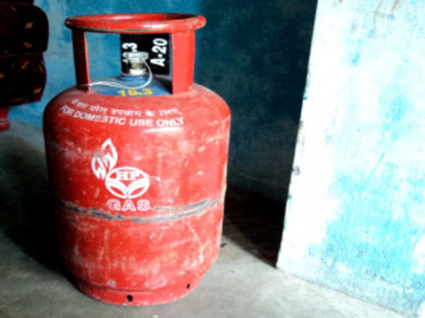 বাণিজ্যিক ক্ষেত্রে সিলিন্ডার প্রতি গ্য়াসের দাম যথাক্রমে কলকাতায় - ১,২৯১ টাকা, দিল্লিতে - ১,২৪৪ টাকা, মুম্বইয়ে - ১,১৯৬ টাকা এবং চেন্নাইয়ে - ১,৩৩৪ টাকা ৷ ছবি সংগৃহীত ৷ 