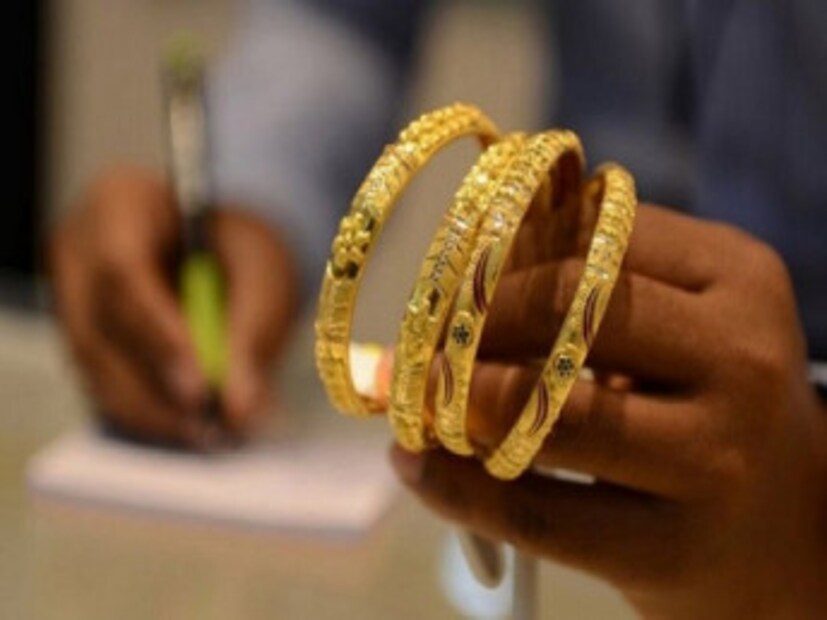 সাধারণ মানুষের কাছে সুখবর ৷ সোনা-রুপোর দাম কমেছে ৷ তা কতখানি কমেছে তা জেনে নিন ৷ শনিবার সোনার দাম অনেকটাই কমেছে ৷ আন্তর্জাতিক বাজারে সোনার দাম কমাতেই মূল্য সোনার দাম কমেছে ৷ সোনা-রুপোর দাম প্রতি কিলোতে ১০৫০ টাকা কমেছে ৷ ছবি সংগৃহীত ৷ 